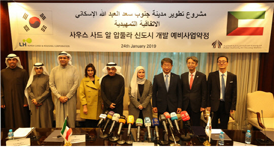 지난 24일(현지시간) 쿠웨이트 압둘라 신도시 개발사업 예비사업약정 체결식 후 부셰리 쿠웨이트 주택부 장관(왼쪽 여섯번째)과 박상우 LH 사장(일곱번째), 홍영기 주 쿠웨이트 한국 대사(여덟번째) 등 관계자들이 기념촬영을 하고 있다. LH 제공